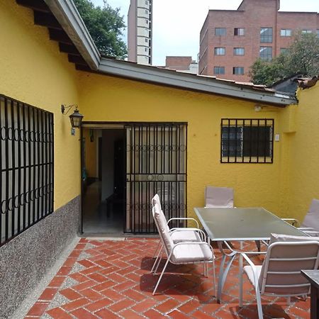 Yellow House Hostel Medellín Kültér fotó