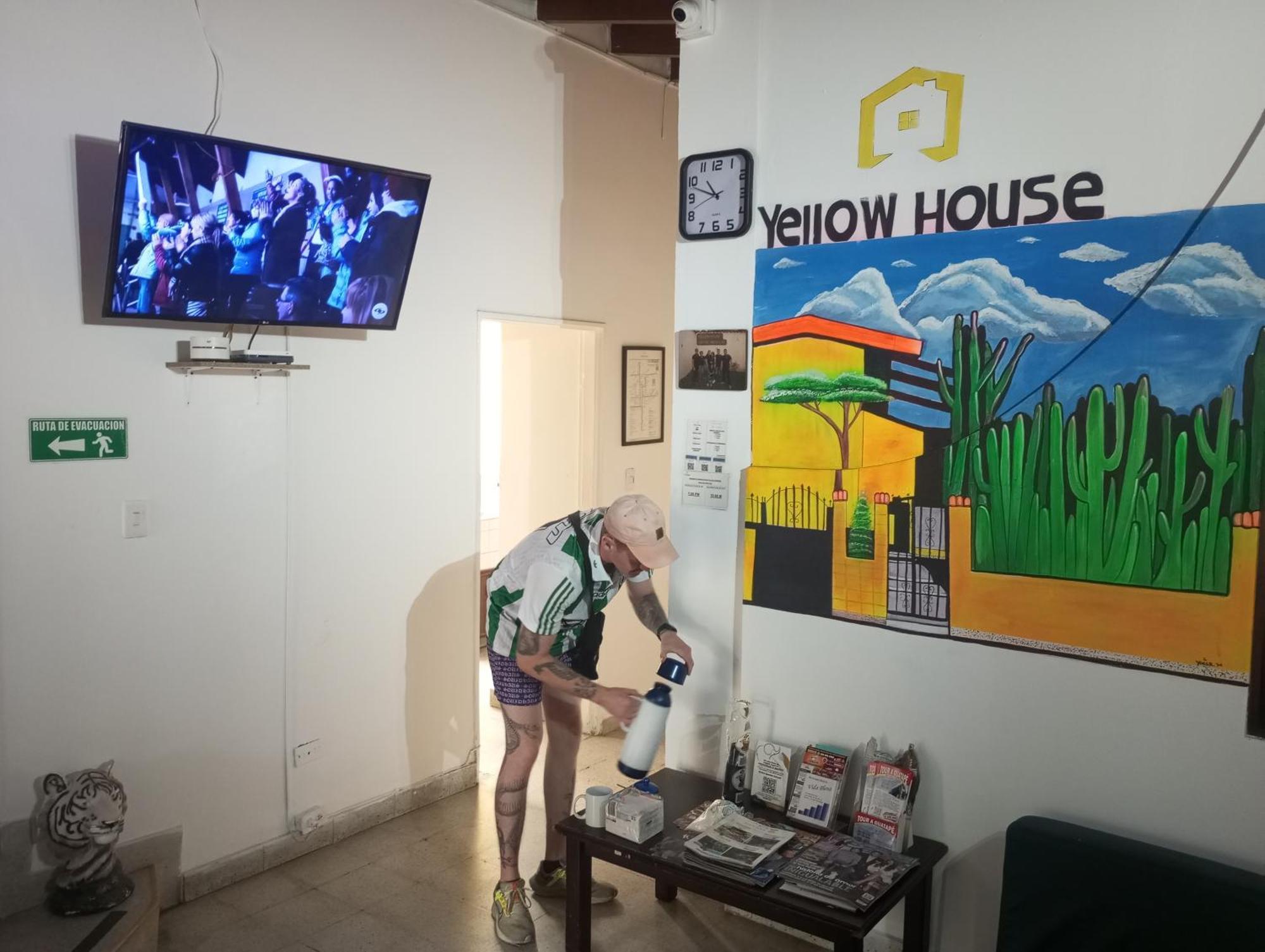 Yellow House Hostel Medellín Kültér fotó