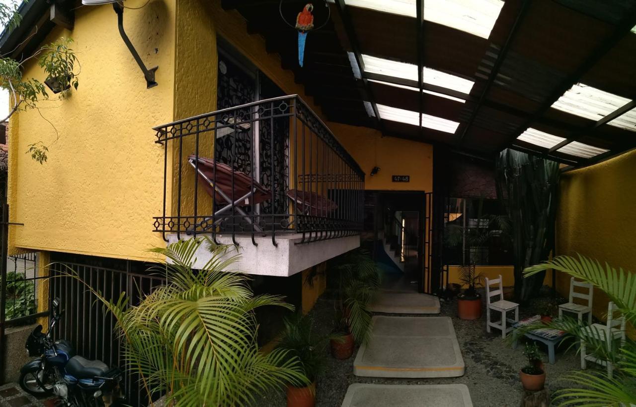 Yellow House Hostel Medellín Kültér fotó